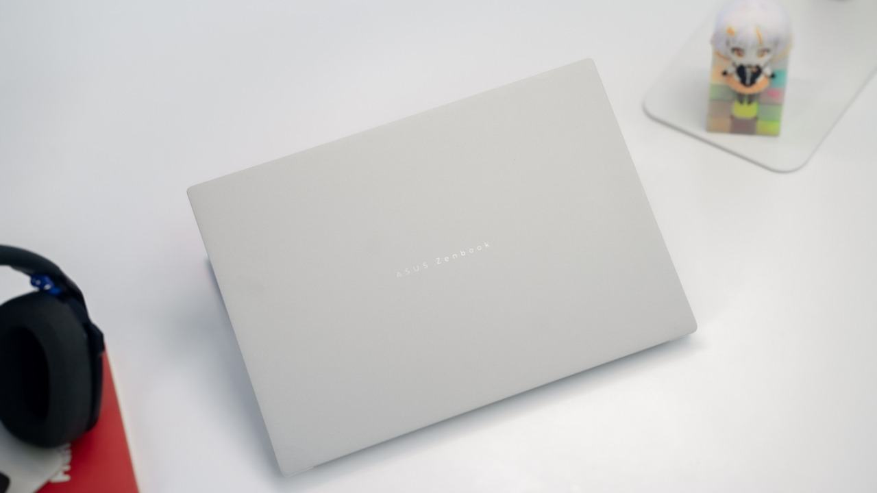 Vỏ Ceraluminum trên Zenbook 14 giúp chống bám vân tay, chống trầy và đạt chuẩn bền MIL-SPEC