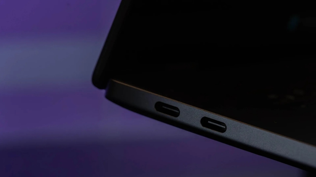 Cổng HDMI và khe thẻ SD trở lại giúp creator xuất hình, truyền file nhanh không cần hub chuyển