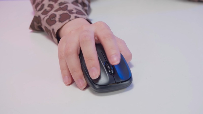 Bộ bàn phím chuột không dây Logitech MK220 kết nối USB receiver nhanh chóng, giúp bàn làm việc luôn gọn gàng, ngăn nắp