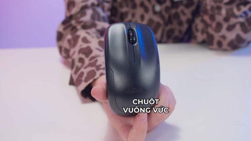Thiết kế bộ bàn phím chuột không dây Logitech MK220 đối xứng nhỏ gọn, phù hợp cho mọi đối tượng và dễ dàng mang theo