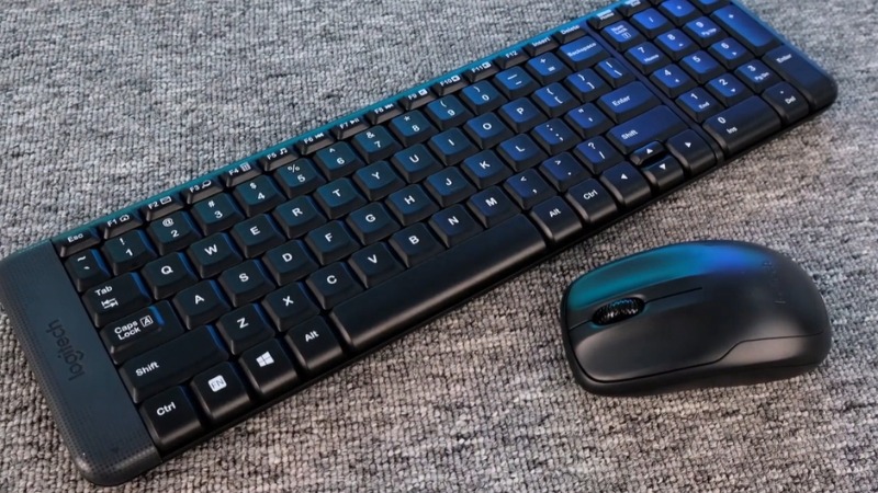 Bộ bàn phím chuột không dây Logitech MK220 có pin lâu, có numpad; điểm trừ là thiếu tính năng nâng cao