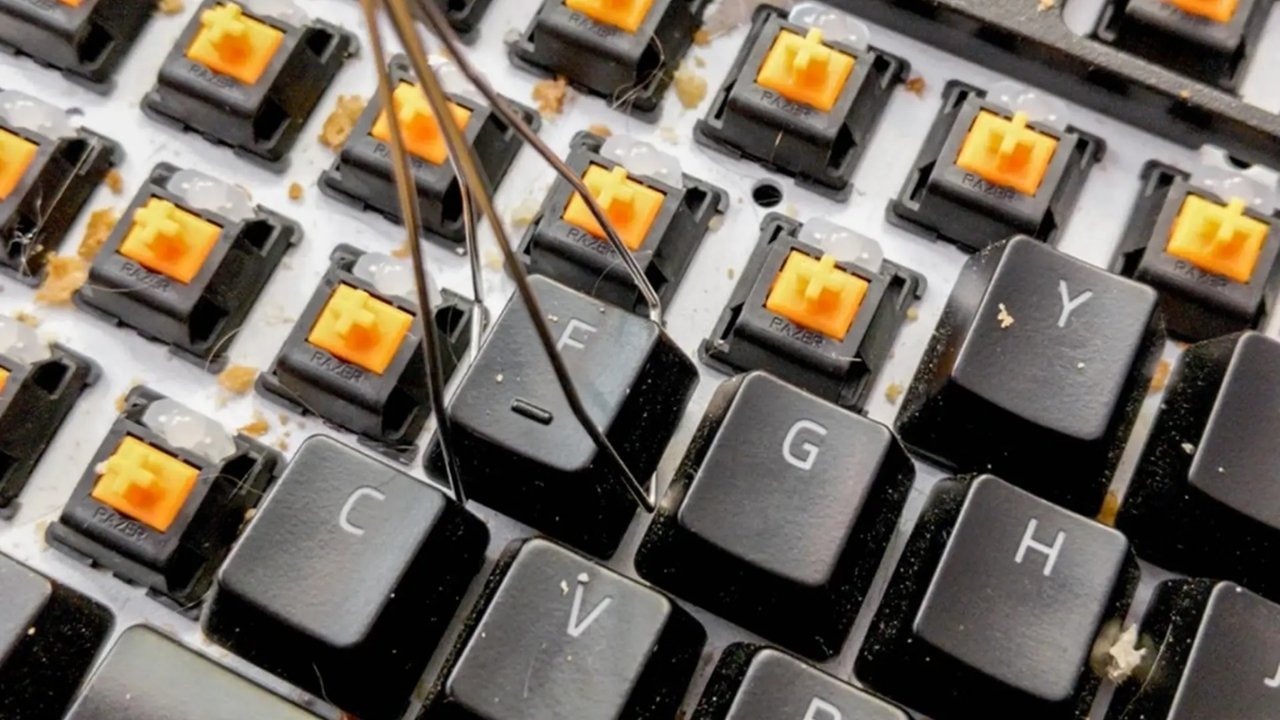 Dùng dụng cụ chuyên dụng kéo thẳng keycap lên, tránh bẻ nghiêng để không làm gãy chân phím