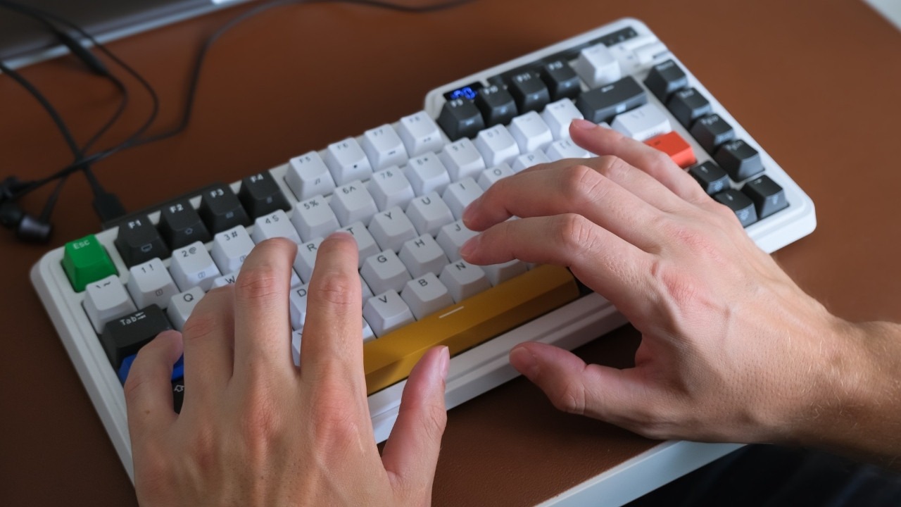 Do switch bị bụi, oxy hóa, kẹt trục, lỗi mạch hoặc thiết lập macro lặp phím không mong muốn