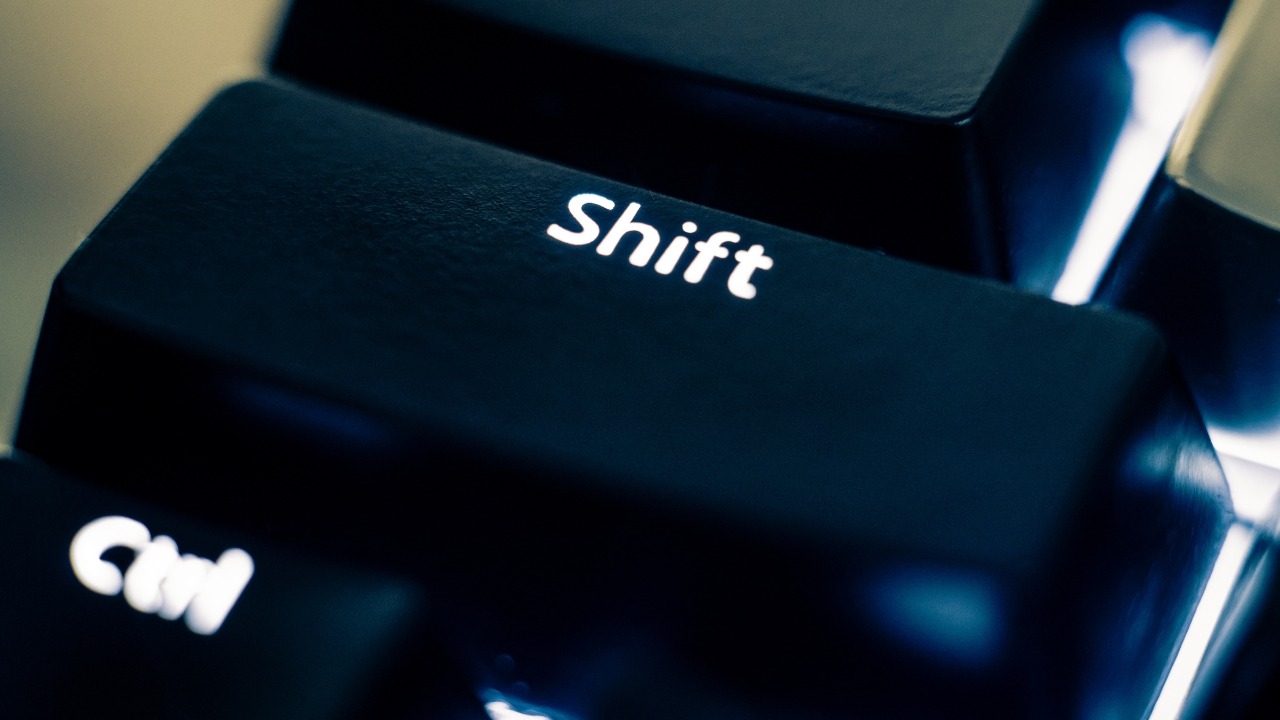 Bàn phím không gõ được ký tự @ # $ ^ & * ( ) thường do sai layout bàn phím hoặc phím Shift bị kẹt, hãy kiểm tra lại ngôn ngữ nhập