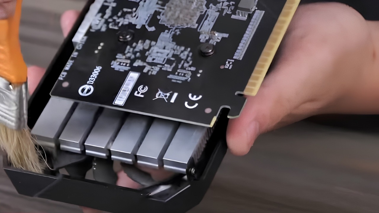 Kiểm tra card đồ họa trong khe PCIe, vệ sinh chân tiếp xúc hoặc thử dùng đồ họa tích hợp