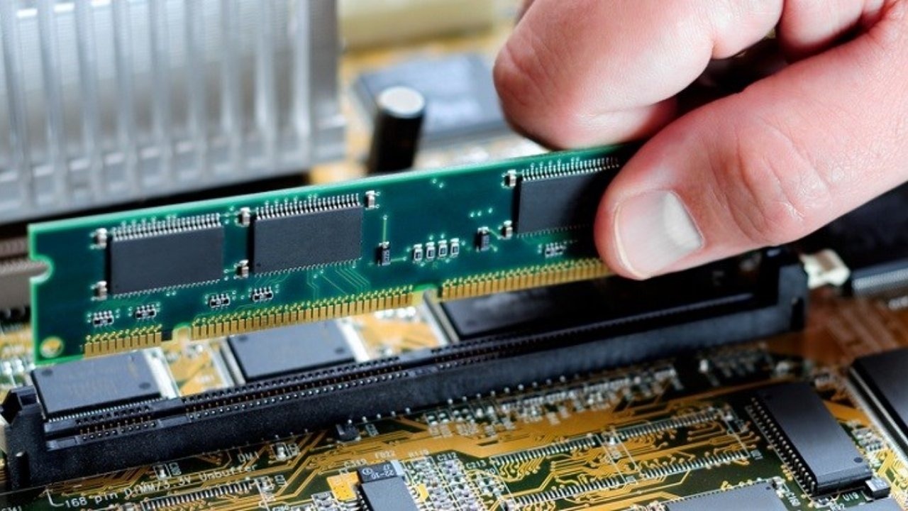 Tháo và vệ sinh chân RAM bằng tẩy, sau đó cắm chặt lại để khắc phục lỗi máy bật nhưng không hình