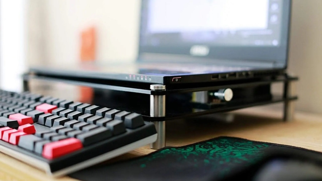 Đặt máy lên đế tản nhiệt, kết nối nguồn USB, bật công tắc và điều chỉnh tốc độ gió phù hợp