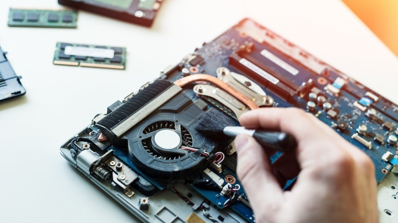 Vệ sinh laptop định kỳ để quạt hoạt động hiệu quả