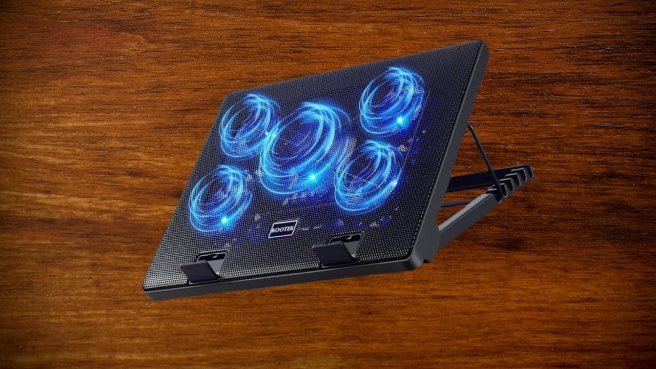 Đặt laptop lên đế tản nhiệt, cắm dây USB vào máy rồi bật công tắc và điều chỉnh tốc độ quạt