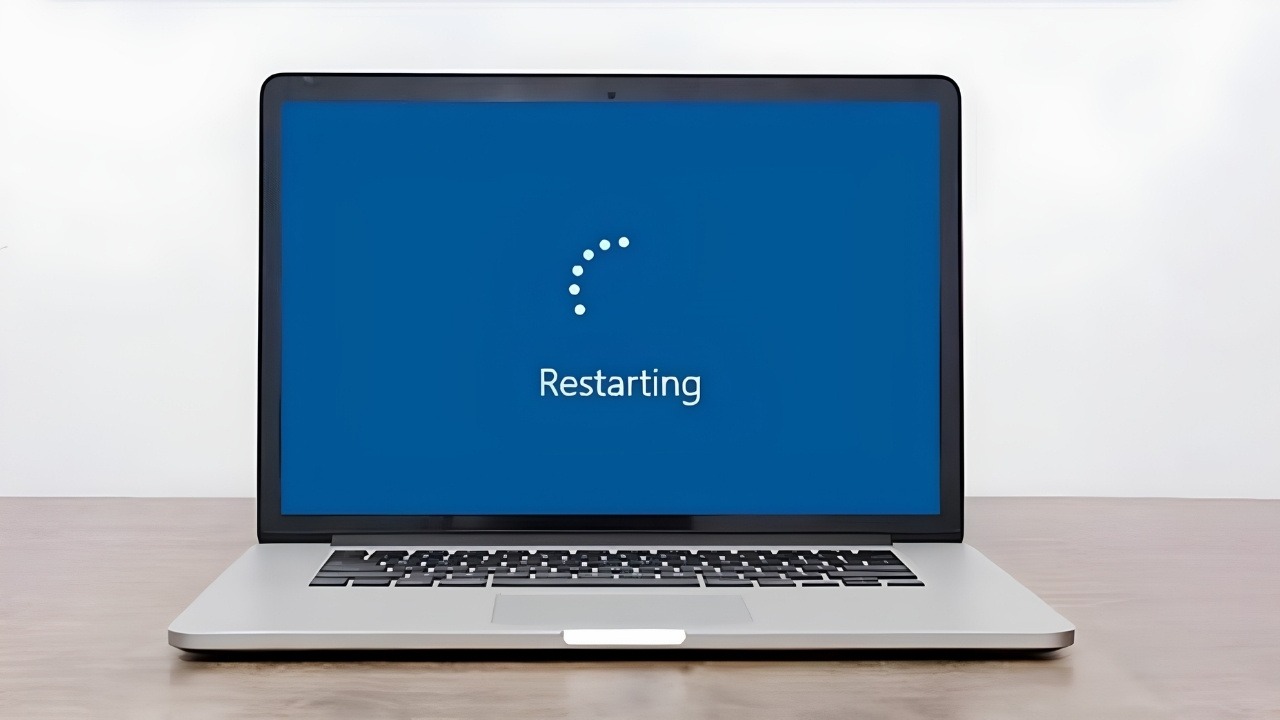 Nhấn Start, chọn Power rồi nhấn Restart để khắc phục các lỗi tạm thời và xung đột hệ thống
