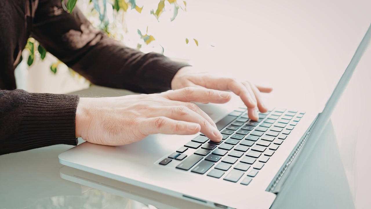 Bàn phím laptop không lên đèn nhưng vẫn gõ bình thường