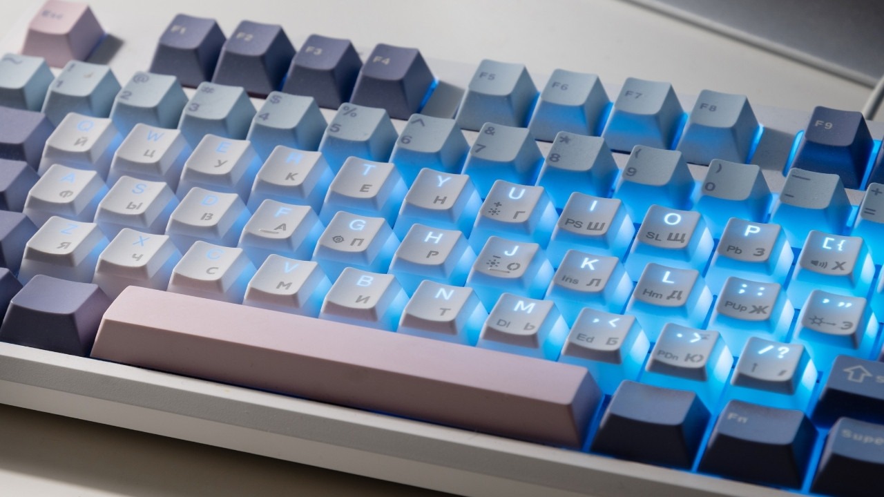 Bàn phím có dây giúp giảm độ trễ, còn kết nối không dây mang lại sự tiện lợi và gọn gàng