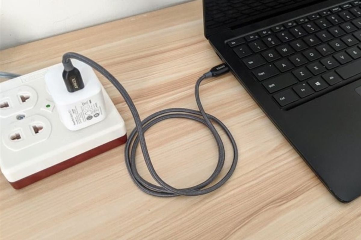 Sử dụng nguồn điện sạc pin an toàn để tránh gây hư hỏng cho bàn phím