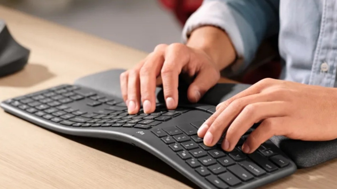 Bàn phím công thái học giúp giảm áp lực cổ tay, cực tốt cho sức khỏe khi code thời gian dài