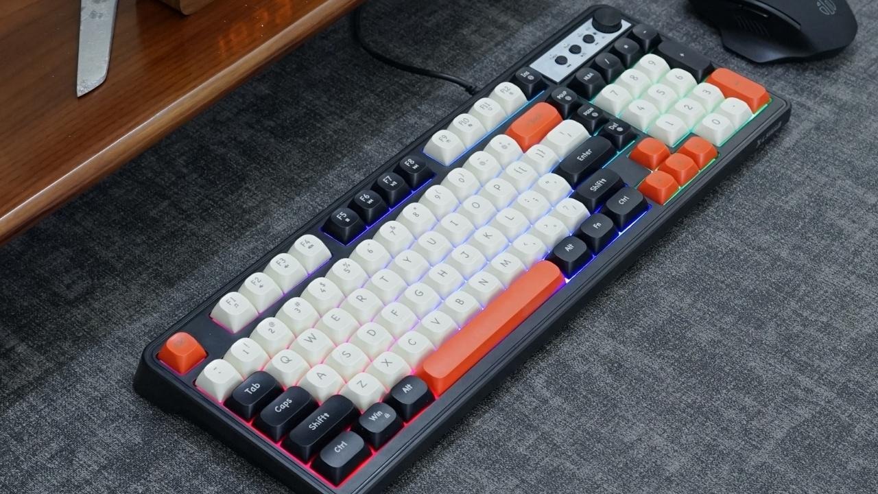 Chọn bàn phím có dây nếu cần ổn định, hoặc không dây hỗ trợ đa thiết bị để setup gọn gàng