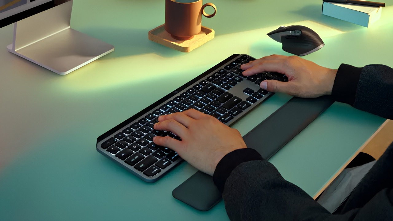 Logitech MX Keys S là lựa chọn cao cấp, êm ái và ổn định, lý tưởng cho designer văn phòng