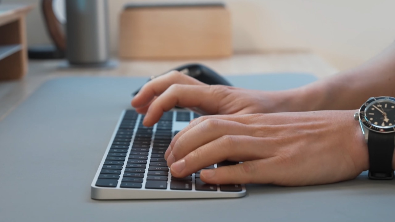 Chọn phím hỗ trợ macOS, có layout Command/Option chuẩn và kết nối Bluetooth ổn định cho Mac