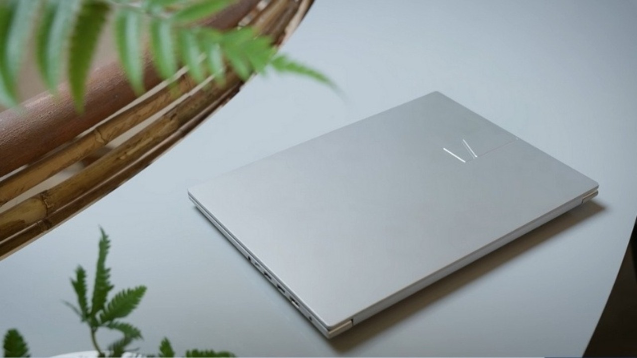Laptop 20 triệu Asus Vivobook 15 X1502VA-BQ886W: Thiết kế mỏng nhẹ, hiệu năng i7 mạnh mẽ, phù hợp văn phòng