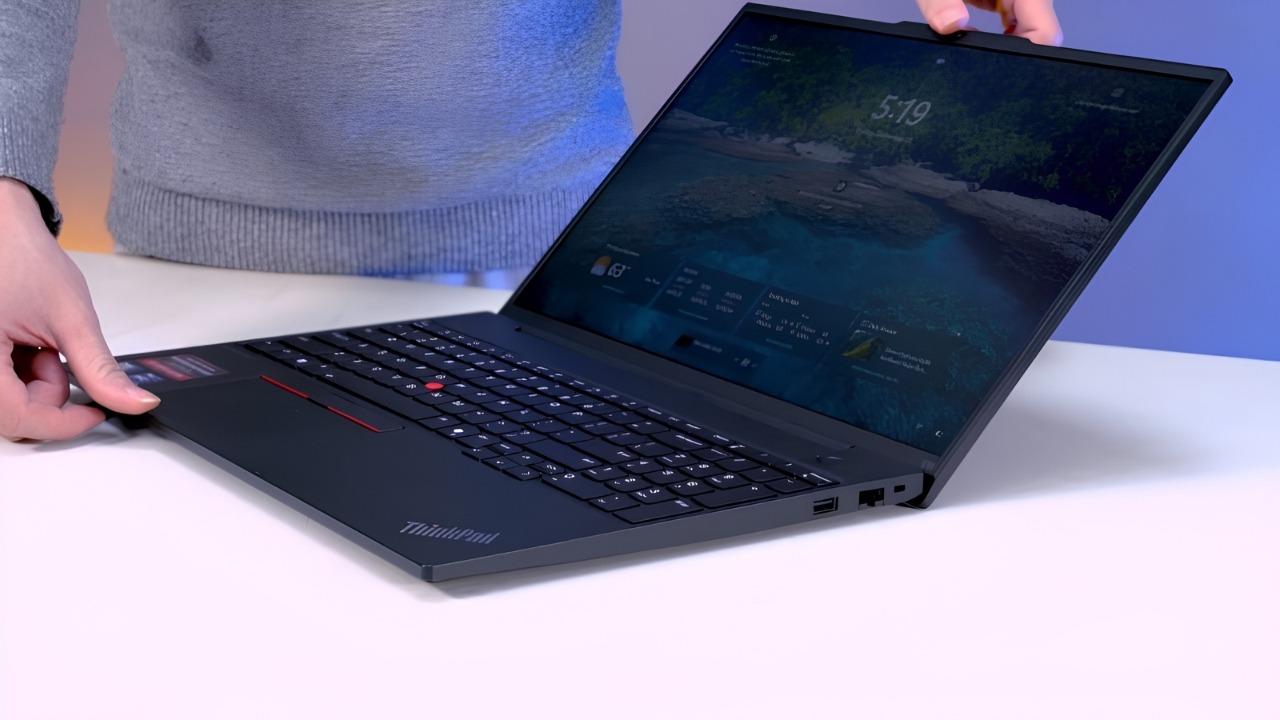 Laptop 20 triệu ThinkPad E16 Gen 2 có màn 16 rộng rãi, chip Ryzen 5 mạnh mẽ, bền bỉ, nâng cấp linh hoạt