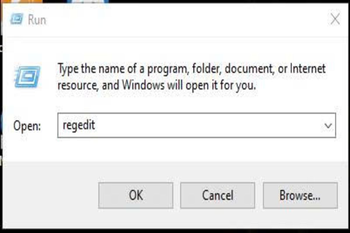 Nhấn tổ hợp Windows + R, nhập regedit và nhấn Enter để tiếp tục