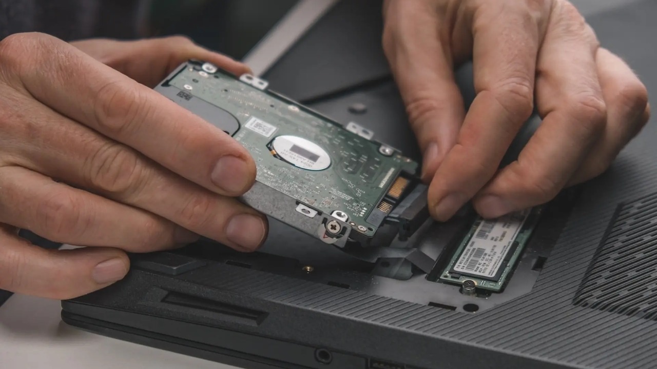 Ưu tiên chọn laptop cho sinh viên luật SSD dung lượng từ 256GB trở lên giúp máy khởi động và mở ứng dụng siêu nhanh