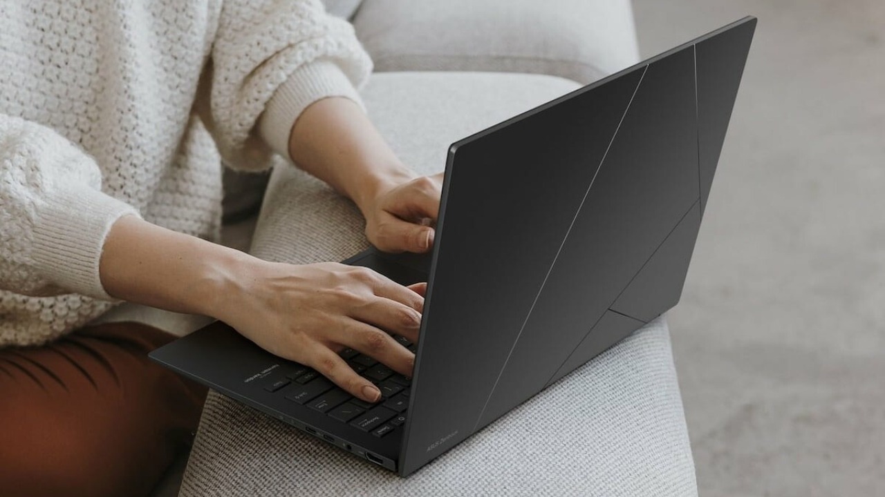 Chọn laptop cho sinh viên luật có thời lượng pin từ 6 tiếng trở lên để thoải mái học tập cả ngày không lo gián đoạn