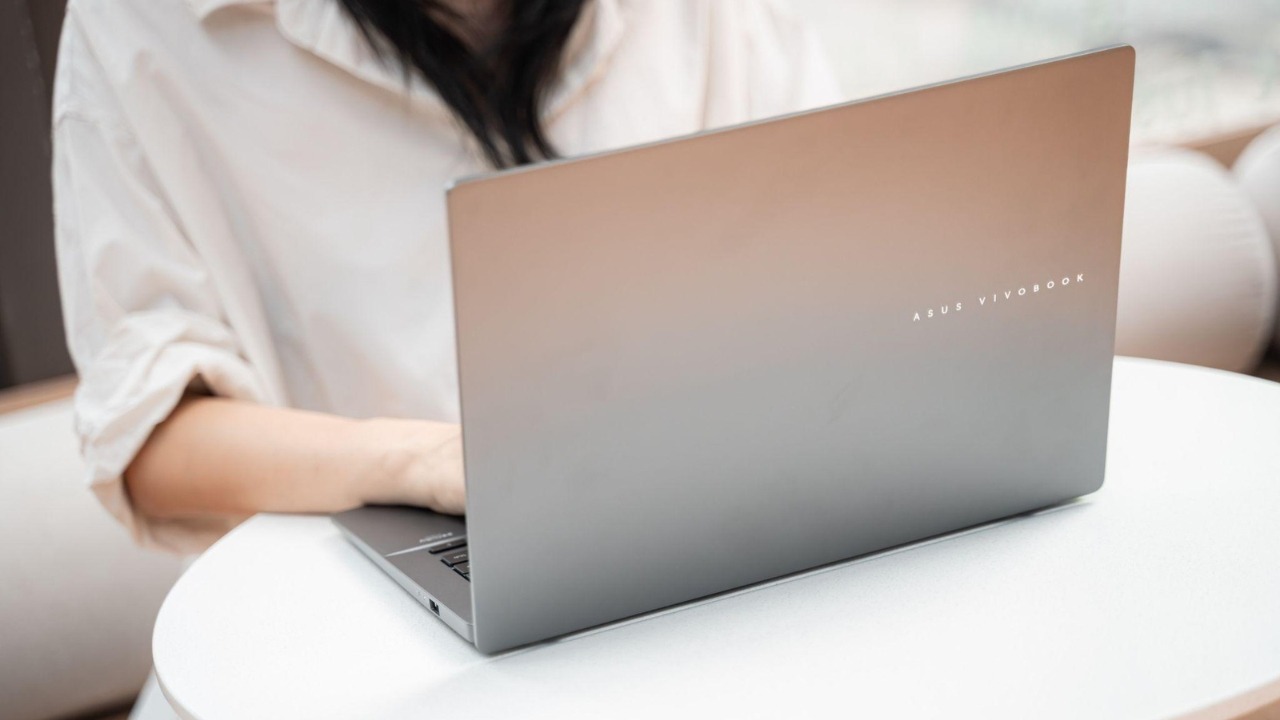 Chọn laptop cho sinh viên sư phạm pin trên 6 giờ, thiết kế mỏng nhẹ để thuận tiện di chuyển trong quá trình học