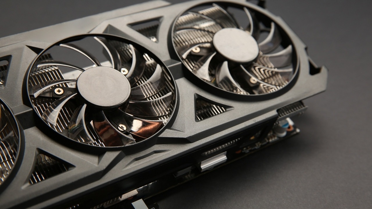 Chọn laptop cho sinh viên thiết kế đồ họa có GPU rời như RTX 3050 hoặc dòng cao hơn để render 3D và xử lý đồ họa chuyên nghiệp mượt mà