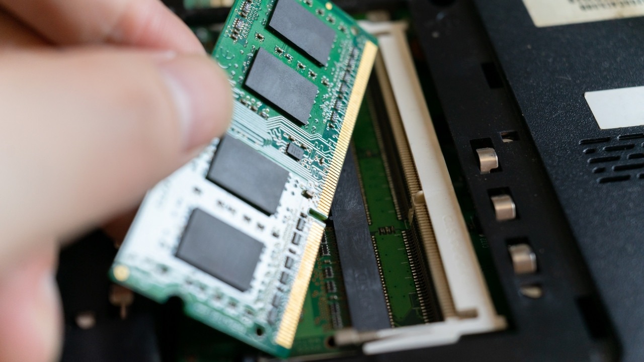 Nên chọn laptop cho sinh viên thiết kế đồ họa có RAM từ 16GB đến 32GB để xử lý đa nhiệm mượt mà các tệp tin và ứng dụng đồ họa nặng