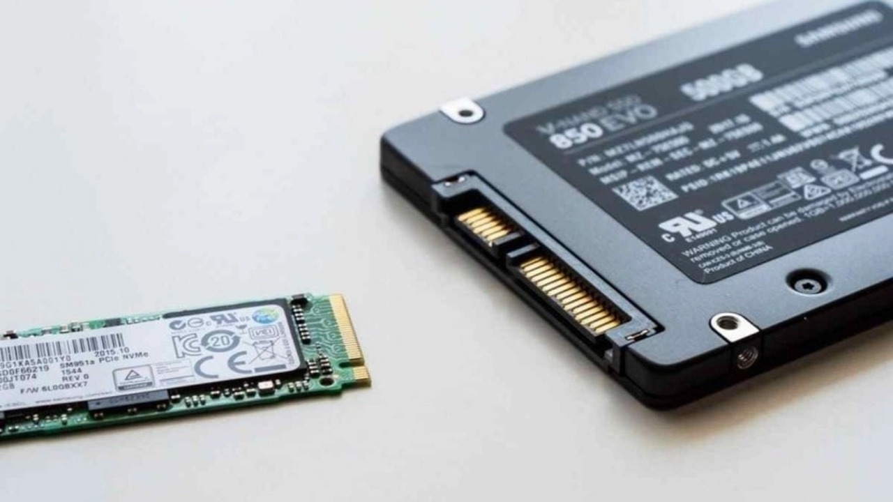 Chọn ổ cứng SSD tối thiểu 512GB và ưu tiên laptop cho sinh viên thiết kế đồ họa có khả năng nâng cấp để lưu trữ dữ liệu lớn