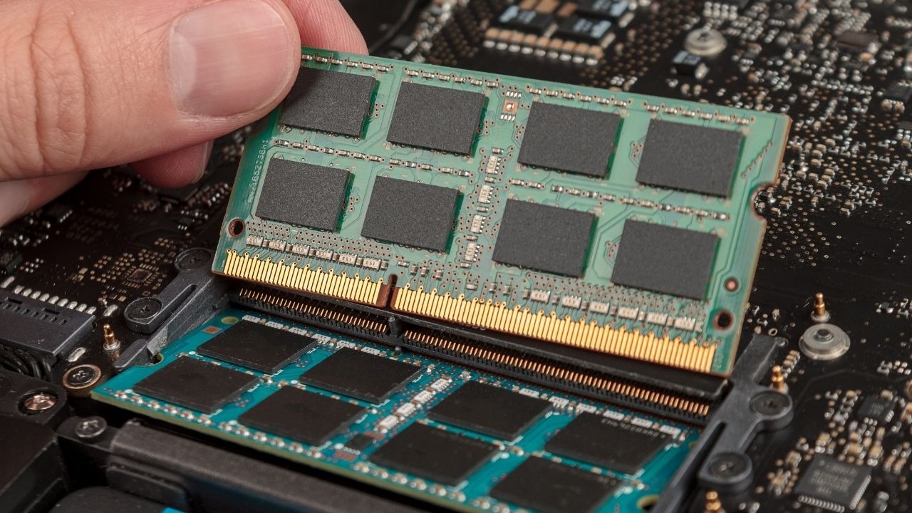 RAM là bộ nhớ tạm thời, nên dùng 16GB để đa nhiệm mượt mà, hạn chế giật lag khi chọn laptop chơi FO4 mượt giá rẻ