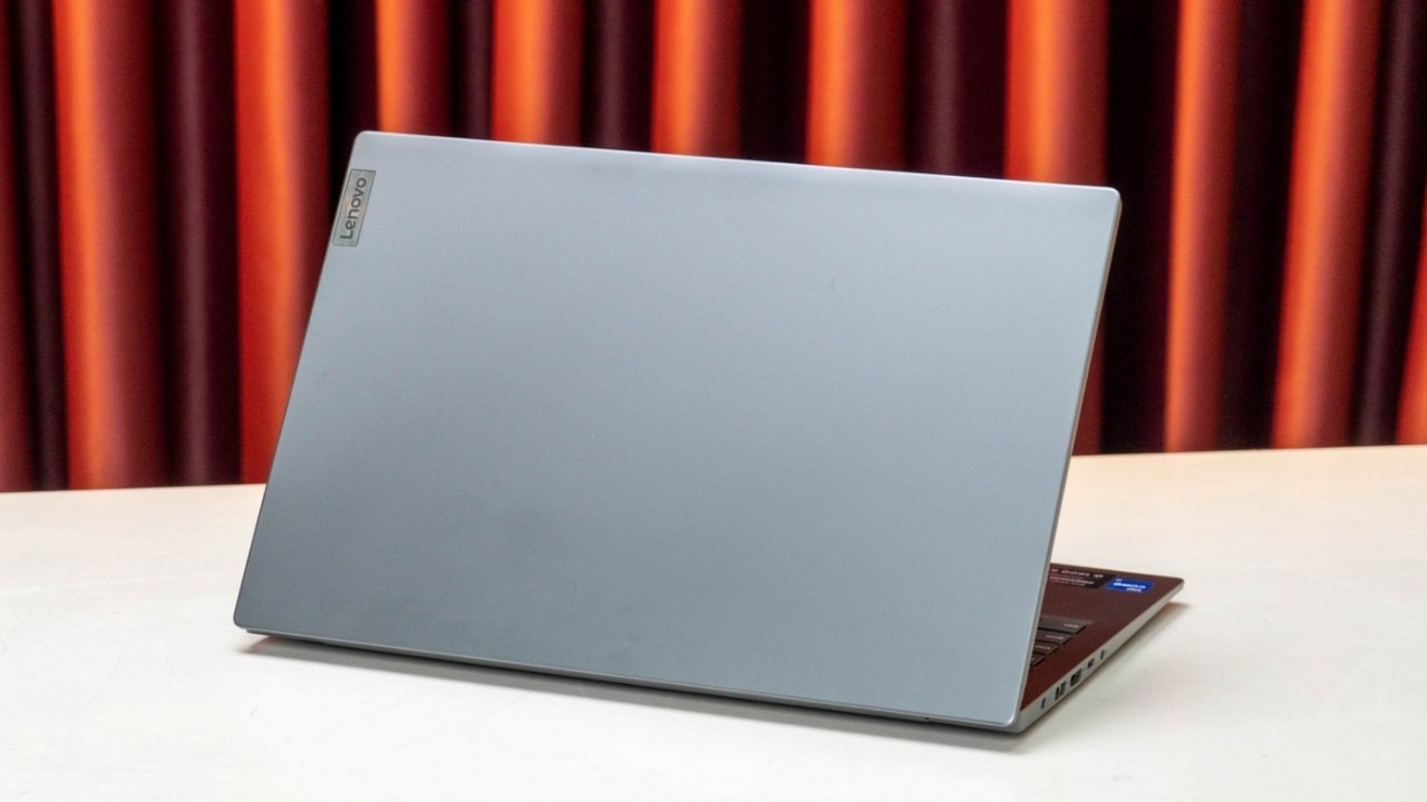 Laptop cho sinh viên kế toán Lenovo V15 G5 IRL 83HF00BTVA Core i7-13620H, RAM 16GB, mỏng nhẹ, tối ưu cho văn phòng