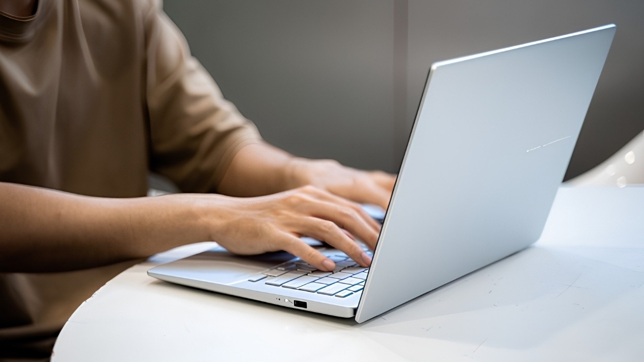 Asus Vivobook S14 S3407QA là laptop cho sinh viên kế toán siêu nhẹ, chip Snapdragon X mạnh mẽ, màn OLED, pin bền bỉ cả ngày