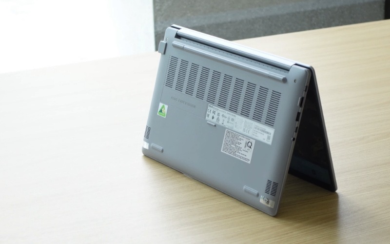 ASUS ExpertBook P1403CVA-C7H16-63WS tích hợp RAM 16GB cùng SSD 512GB cho tốc độ phản hồi nhanh và khả năng nâng cấp linh hoạt