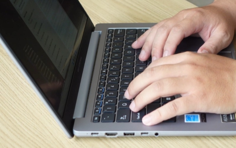 Pin ASUS ExpertBook P1403CVA-C7H16-63WS đáp ứng tốt nhiều giờ làm việc liên tục cho các tác vụ văn phòng hằng ngày