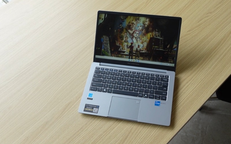 Thiết kế ASUS ExpertBook P1403CVA-C7H16-63WS xám tối giản, vỏ máy chắc chắn, thuận tiện mang theo khi di chuyển