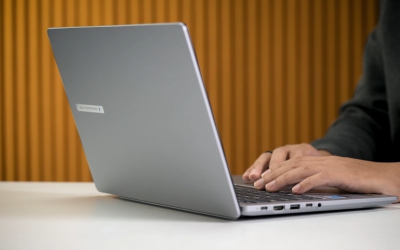 ASUS ExpertBook P1403CVA-C7H321T-63WS có thiết kế màu xám chuyên nghiệp, khung vỏ chắc chắn, tối ưu cho việc di chuyển