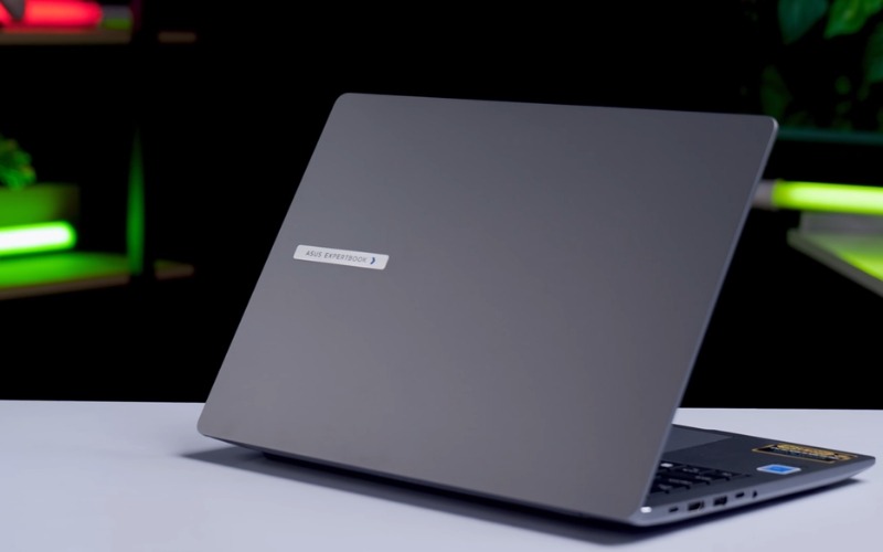 ASUS ExpertBook PM PM3406CKA-LY0258W sở hữu thiết kế xám tối giản, vỏ chắc chắn và bản lề trơn tru, dễ mang đi lại