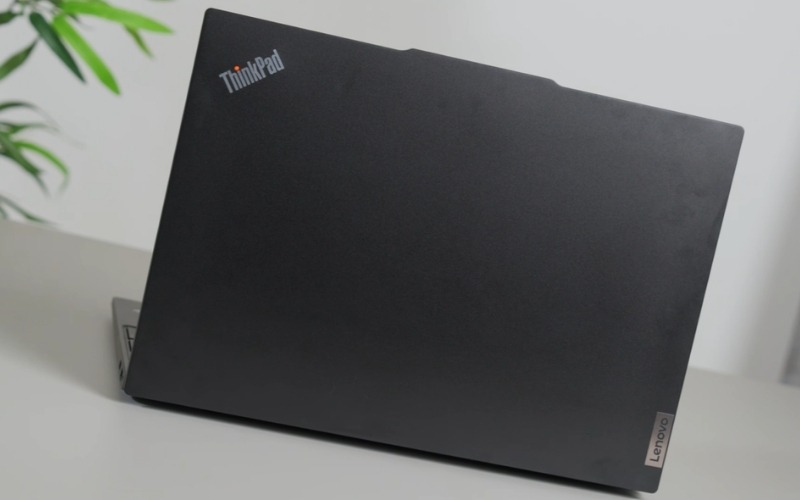 Thiết kế Lenovo ThinkPad E16 Gen 3 21SR00A6VA ThinkPad đặc trưng, chắc chắn và gọn gàng giúp bạn dễ dàng di chuyển mỗi ngày