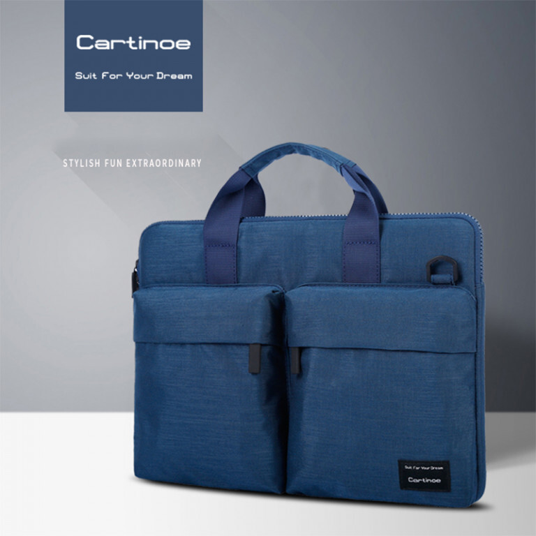 Người phụ nữ đang làm việc trên máy tính xách tay trong văn phòng.