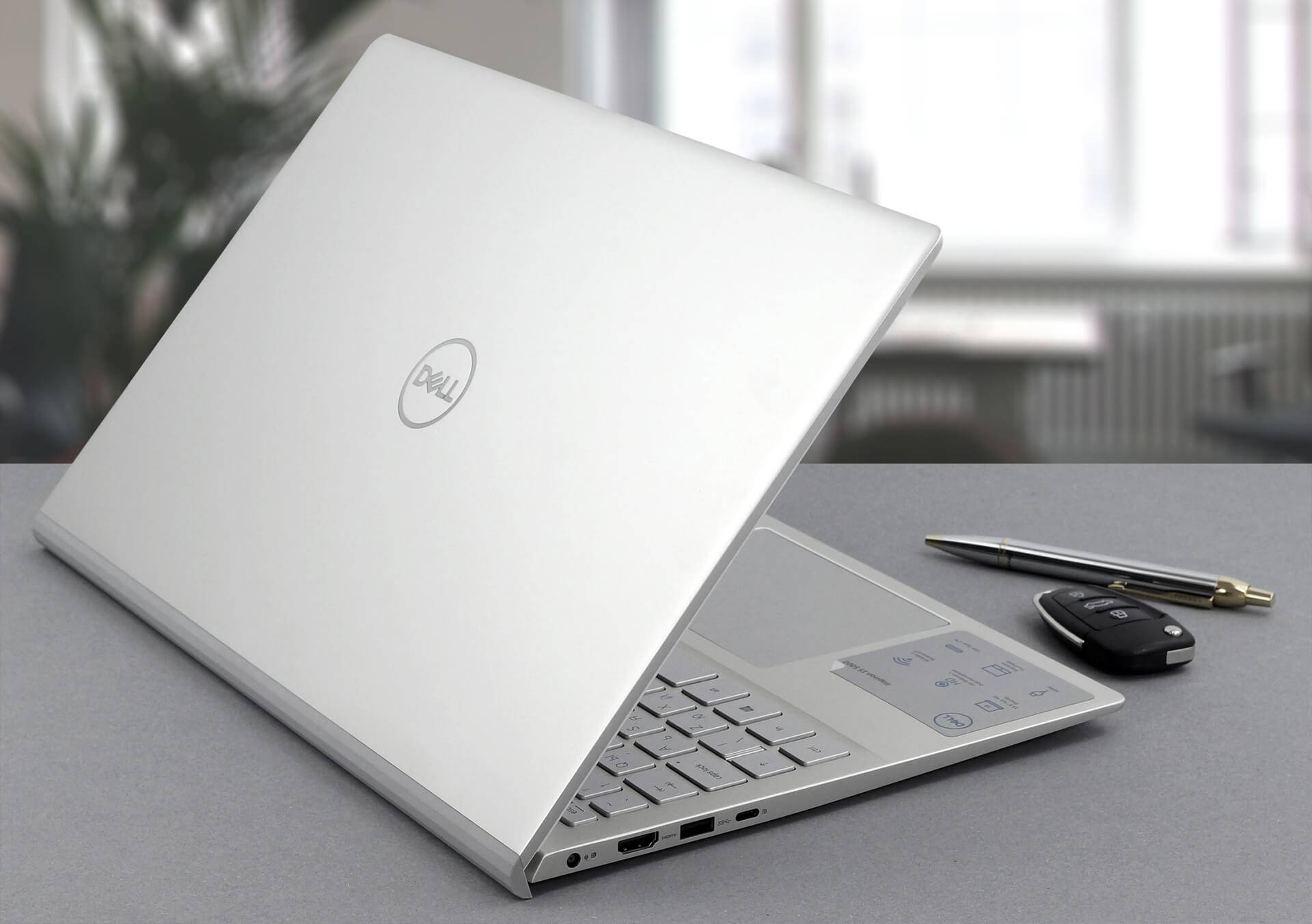 Laptop Dell Inspiron 15 5502 màu bạc, thiết kế mỏng nhẹ, màn hình 15.6 inch viền mỏng.