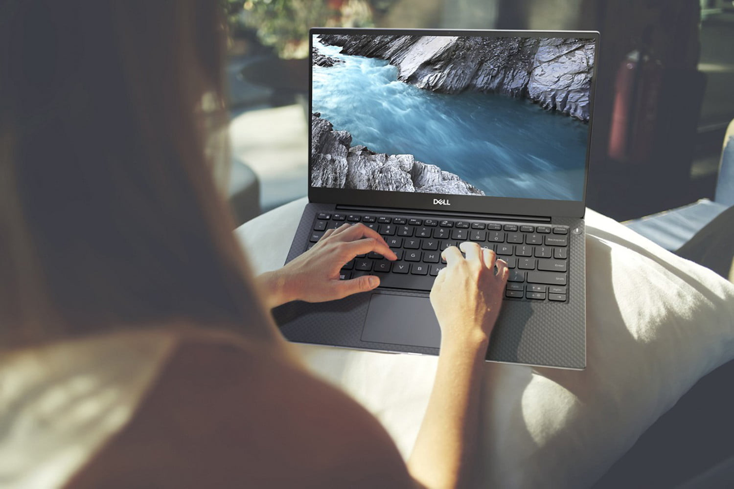 Dell XPS 13 7390 với vi xử lý Intel thế hệ 10, RAM 8GB, SSD 256GB và pin 52Wh.
