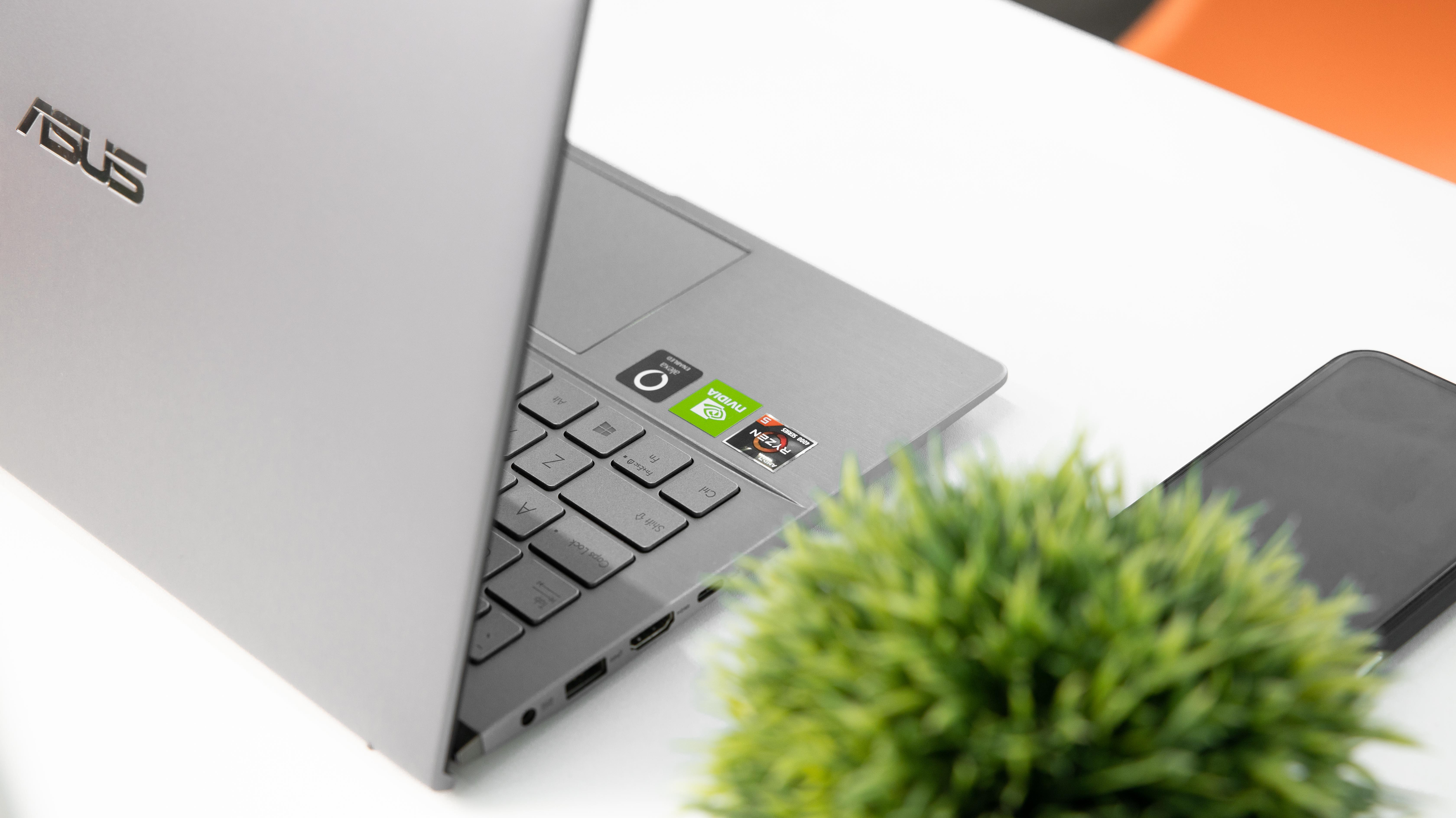 ASUS ZenBook 14 Q407iq hiển thị màn hình với thông số ấn tượng, chơi Genshin Impact mượt mà.