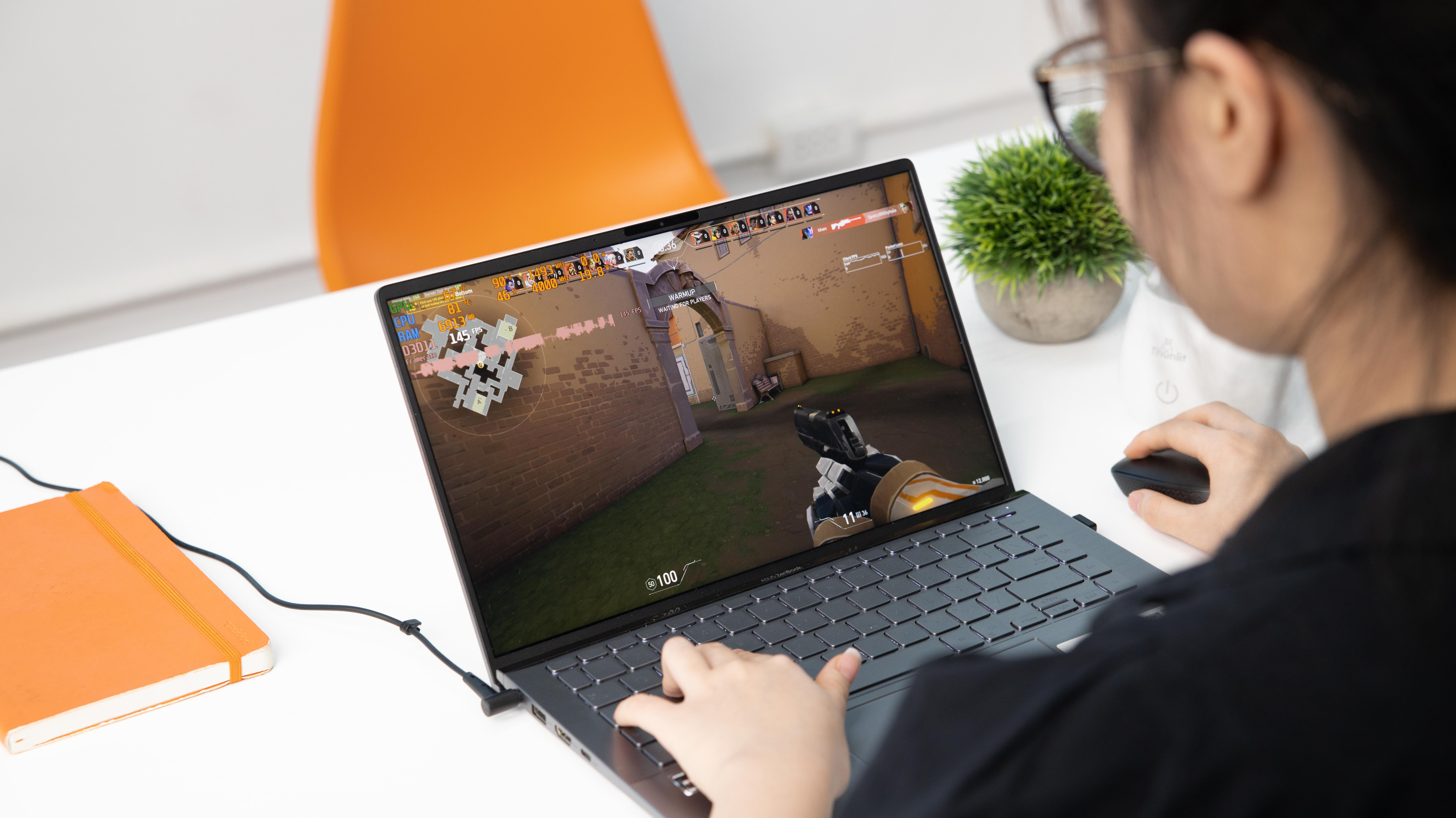 ASUS ZenBook 14 Q407iq với webcam và mic chất lượng tốt, mở khóa khuôn mặt nhanh chóng.