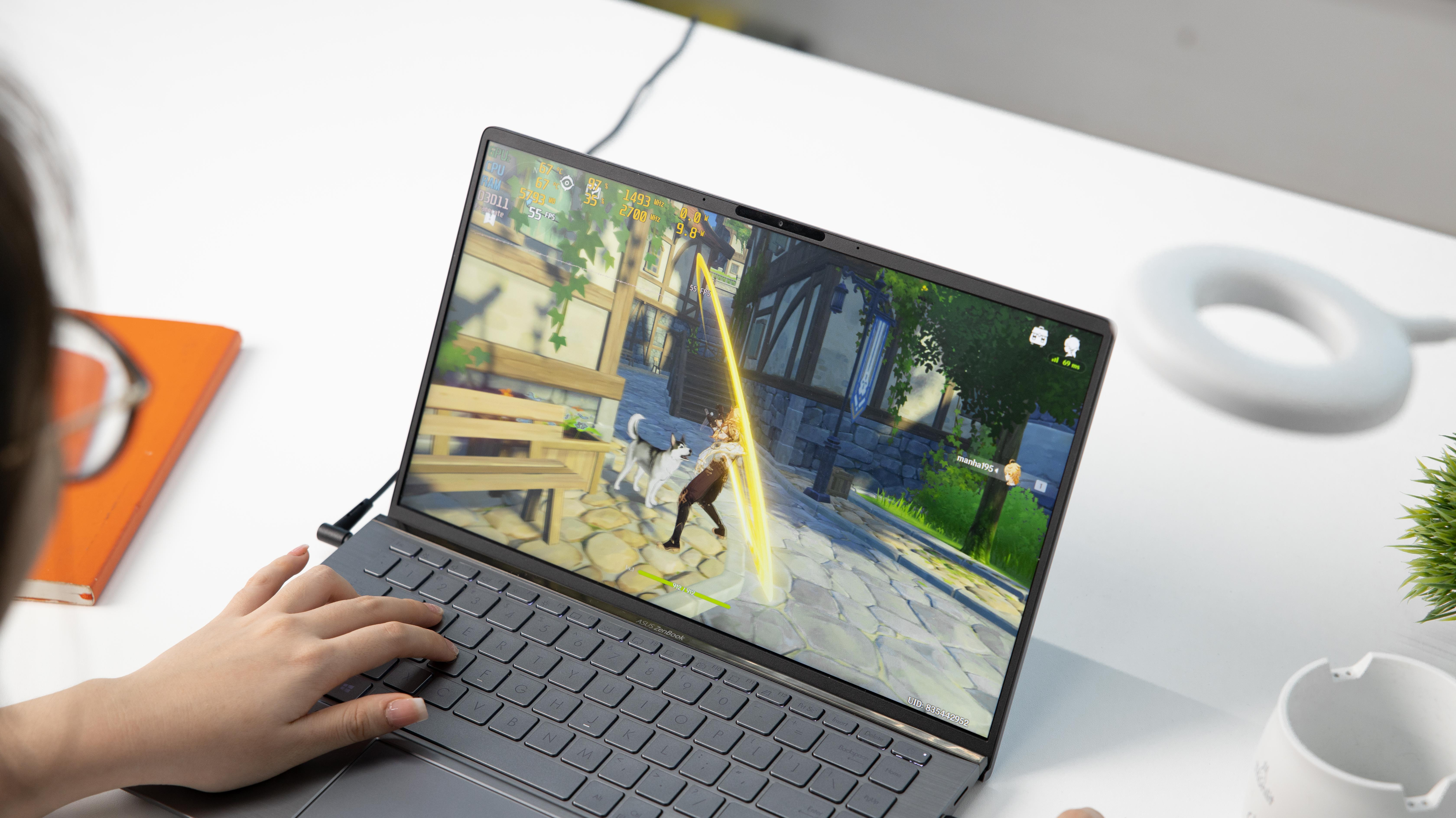 ASUS ZenBook 14 Q407iq chơi Genshin Impact mượt mà với FPS ổn định.