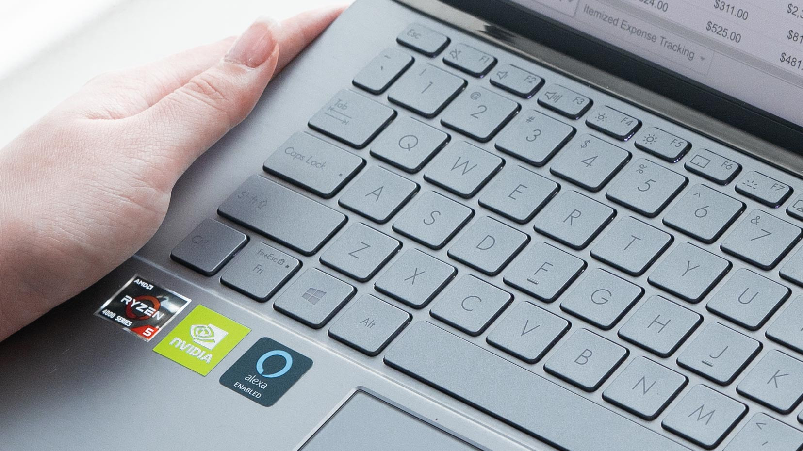 Bàn phím ASUS ZenBook 14 Q407iq với hành trình phím sâu, nảy tốt