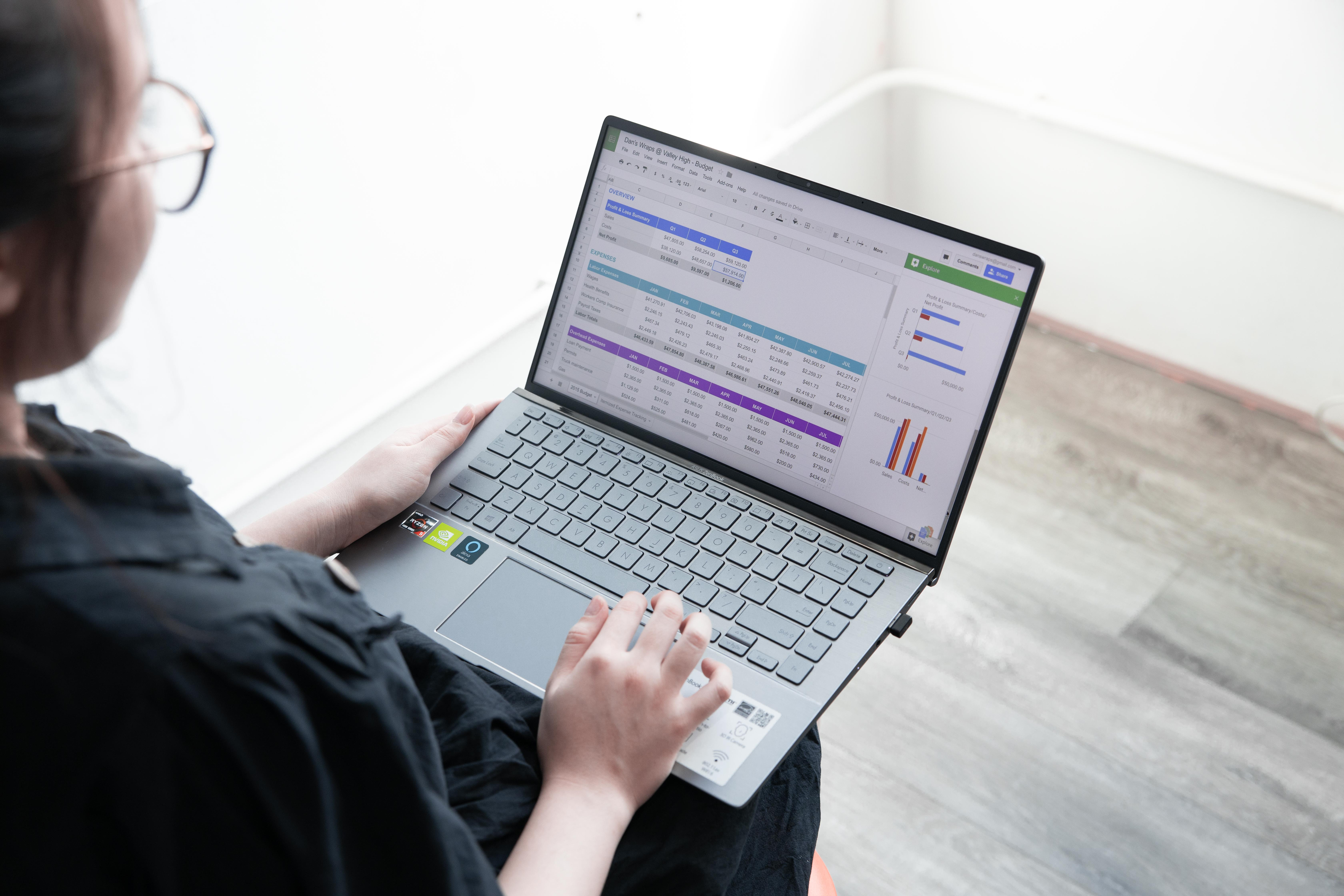 Asus Zenbook 14 Q407iq hiển thị bảng tính Google trên màn hình 16:10