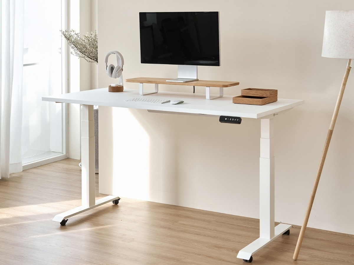 Setup hiện đại với bàn làm việc nâng hạ thông minh Setup hiện đại với bàn làm việc nâng hạ thông minh