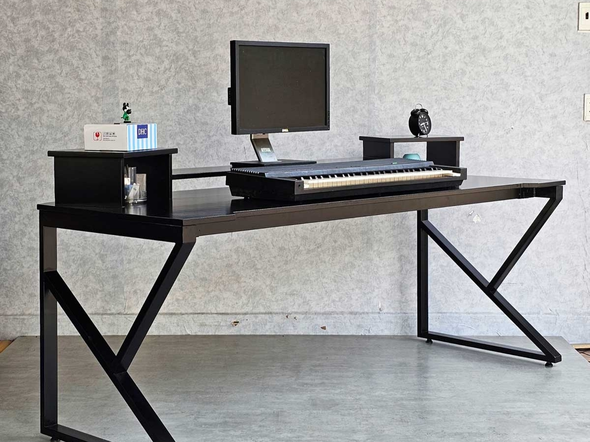 Bàn 2m chân sắt phá cách cho workspace năng động Bàn 2m chân sắt phá cách cho workspace năng động