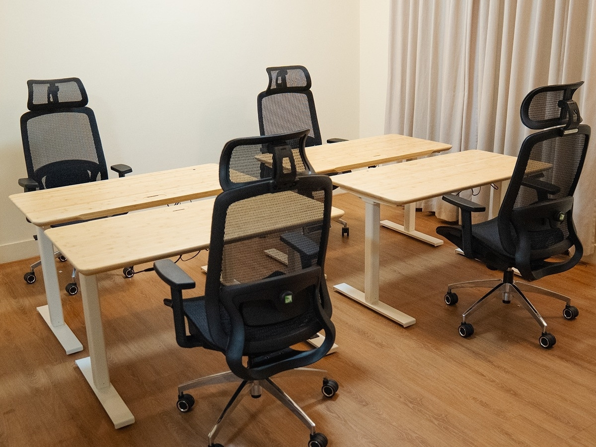 Mẫu bàn làm việc 4 người cho nhóm dự án